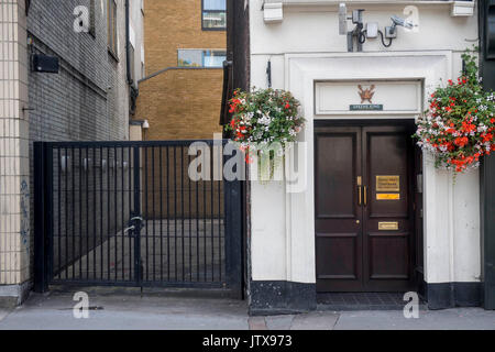 A 3 metro di distanza tra due edifici su Euston Road nel centro di Londra dove una casa sta per essere costruito. Foto Stock