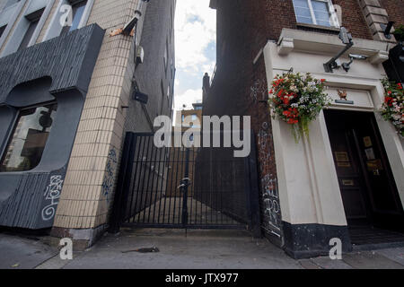 A 3 metro di distanza tra due edifici su Euston Road nel centro di Londra dove una casa sta per essere costruito. Foto Stock