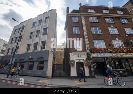 A 3 metro di distanza tra due edifici su Euston Road nel centro di Londra dove una casa sta per essere costruito. Foto Stock