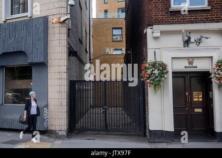 A 3 metro di distanza tra due edifici su Euston Road nel centro di Londra dove una casa sta per essere costruito. Foto Stock