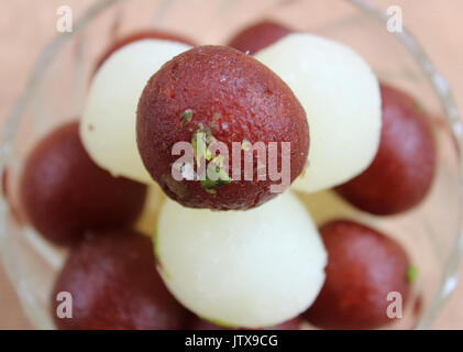 Gulab Jamun giacente sulla parte superiore Foto Stock