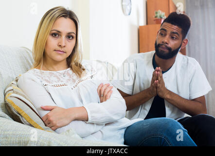 Positivo nero marito consolante offeso moglie dopo la disputa interna Foto Stock