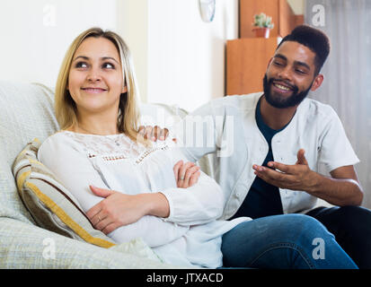 Positivo nero marito consolante offeso moglie dopo la disputa interna Foto Stock