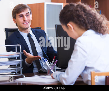Potenziale dipendente avente il colloquio di lavoro con manager in ufficio Foto Stock