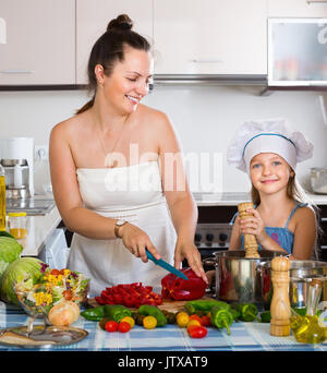 Donna felice e sua figlia Cottura sana cena Foto Stock