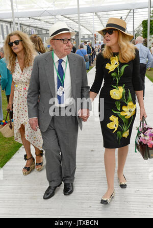Rupert Murdoch l'Australiano-nato americano media mogul visiti il Chelsea Flower Show con sua moglie Jerry Hall il modello americano e attrice. Foto Stock
