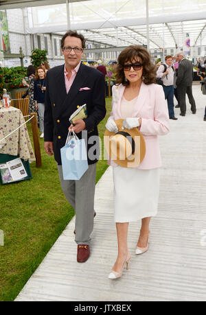 L'attrice Joan Collins e suo marito Percy Gibson visita il Royal Horticultural Missionarie Chelsea Flower Show a Londra. Foto Stock