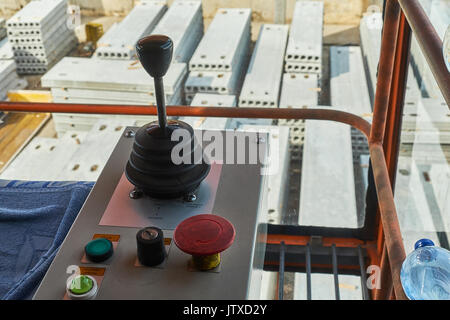 La fabbricazione di lastre in calcestruzzo. Cemento armato produzione f Foto Stock