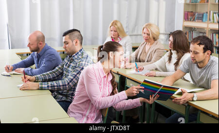 Positivi i professionisti russi tenendo note alla sessione di formazione per i dipendenti Foto Stock