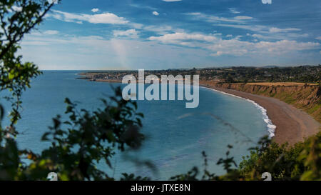 Costa in co. Wicklow con Greystones abitato e porto sullo sfondo, Irlanda Foto Stock