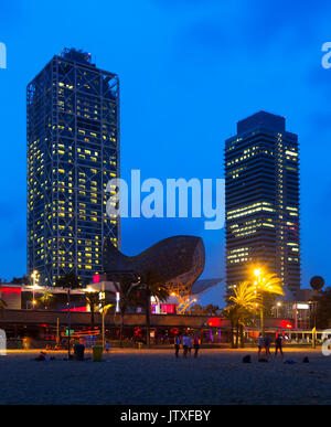 Vista notturna di grattacieli e Somorrostro Beach - centro della vita notturna. Barcellona Foto Stock