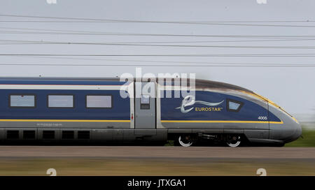 Un Eurostar e320 Treno Il treno più recente la flotta Eurostar, passa attraverso Ashford, Kent. Foto Stock