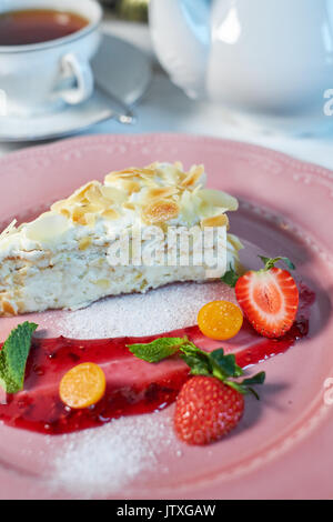 Il tiramisù dessert su un tavolo di legno. Vista da sopra con spazio copia jpg Foto Stock