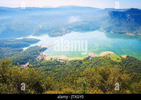 Vista della Sau Reservoir dalla High Point nella giornata d'autunno. La Catalogna, Spagna Foto Stock