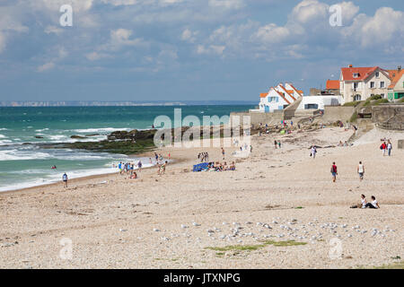 Editoriale: AUDRESSELLES, FRANCIA, 6 Agosto 2017 - Vista della spiaggia di Audresselles con il Regno Unito in background Foto Stock