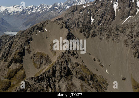 Vicino la vista aerea del ghiaione pendenze coperte di una parte delle Alpi del Sud in Nuova Zelanda, in Mt Cook National Park. Questa vista è vicino a Mt Cook. Foto Stock