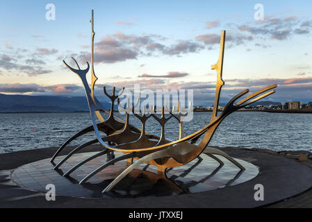 Sun Voyager scultura a Reykjavik, Islanda al tramonto Foto Stock