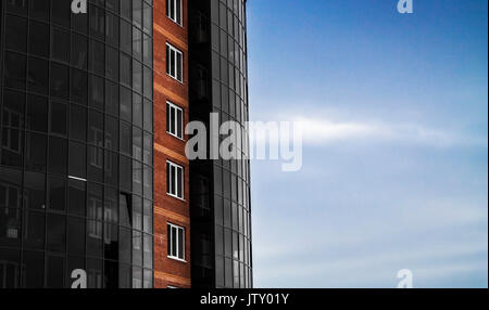 Edificio di appartamenti. Zona residenziale. Alloggiamento station wagon. In Asia centrale. Architettura moderna Foto Stock