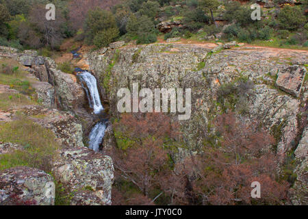 Cascata. Bella vista sulle montagne. Despeñaperros parco naturale, Andalusia, Spagna. Foto Stock