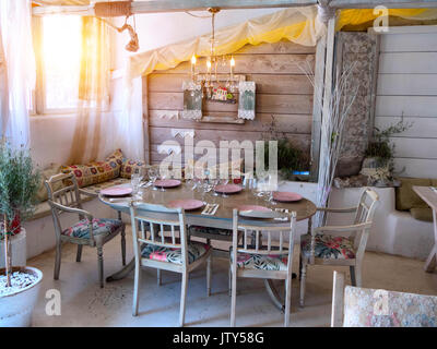 Una piccola sala da pranzo in una casa rustica, in un vecchio stile. Foto Stock
