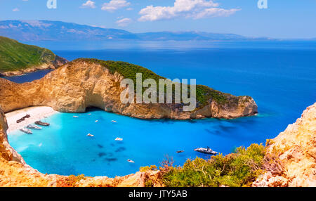 Navagio bay e il relitto della nave spiaggia in estate. Il più famoso monumento naturale di Zante, Navahio Bay. Uno dei posti più belli del mondo. Foto Stock