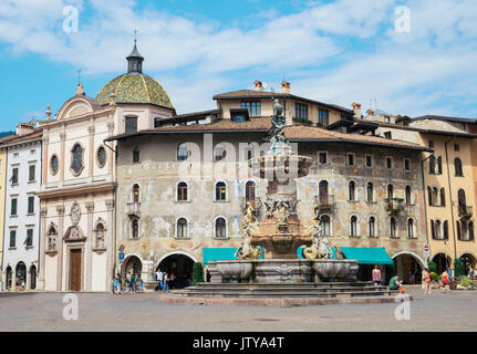 Fogolino affreschi sulle Case Cazuffi-Rella house e Fontana di Nettuno a Piazza Duomo nel centro di Trento, Italia Foto Stock