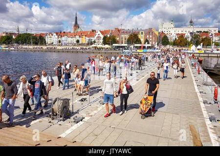 Szczecin, Polonia - Agosto 06, 2017: Visitatori cross Oder river con militare ponte galleggiante durante la finale di Tall Ships gare 2017. Foto Stock