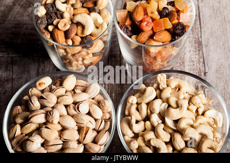 Un sano mix di frutta secca e dolci in era di vetro Foto Stock