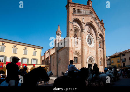 L'Italia, Lombardia, Crema, Piazza Duomo, Horse Show Foto Stock