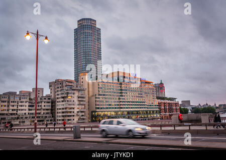 Londra, Inghilterra - Luglio 26, 2017 : auto privata e guida su Blackfrairs bridge con il South Bank Tower Building in background, Londra Foto Stock