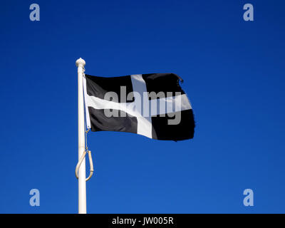 Il Cornish croce di San Piran battenti a Fistral, Newquay, Cornwall. Foto Stock