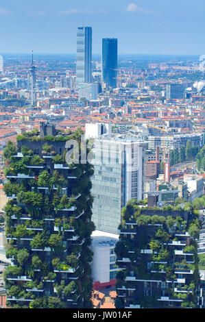 L'Italia, Lombardia, Milano, Bosco Verticale torri residenziali a 111 metri a 78 metri progettato Boeri Studio Progetto Porta Nuova Centro business Milano Foto Stock