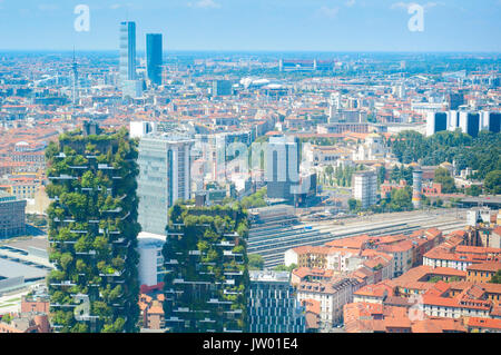 L'Italia, Lombardia, Milano, Bosco Verticale torri residenziali a 111 metri a 78 metri progettato Boeri Studio Progetto Porta Nuova Centro business Milano Foto Stock