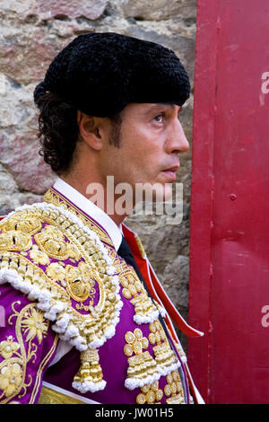 Torero spagnolo finito de Cordoba durante una corrida, in attesa nel vicolo, Andalusia, Spagna Foto Stock