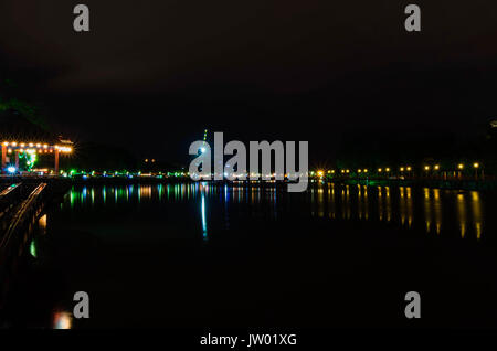 Riflessioni da luci al neon lungo il fiume Sarawak Kuching Borneo Foto Stock