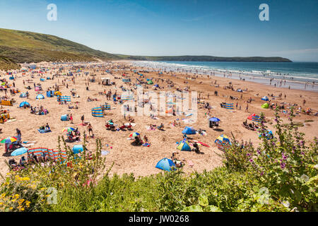 17 Giugno 2017: Woolacombe, North Devon, Inghilterra, Regno Unito - la spiaggia affollata su uno dei giorni più caldi dell'anno. Foto Stock