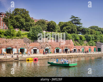 21 Giugno 2017: Exeter Quayside, Exeter Devon, Inghilterra, Regno Unito - Traghetto mozziconi, una mano alimentato via cavo , di traghetti che attraversano il fiume Exe verso i negozi e gal Foto Stock