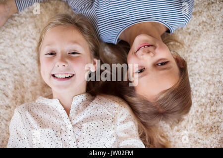 Angolo di alta vista di due ragazze Foto Stock