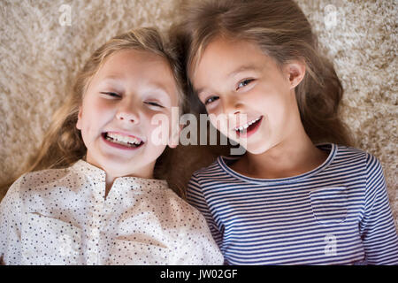 Gioiosa sorelle divertirsi insieme Foto Stock