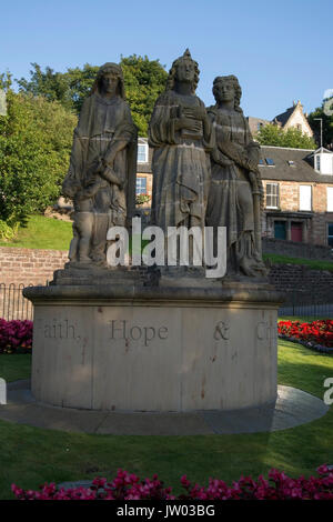 La scultura in pietra delle tre virtù cristiane : la fede, la speranza e la carità Ness Bank Chiesa Inverness tre statue in pietra raffigurante le tre grazie fro Foto Stock