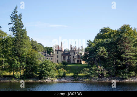 Storico del XVII secolo il castello Aldourie Loch Ness Caledonian Canal Inverness Scozia vista esterna di grado A elencati xvii secolo Baronale Scozzese sty Foto Stock