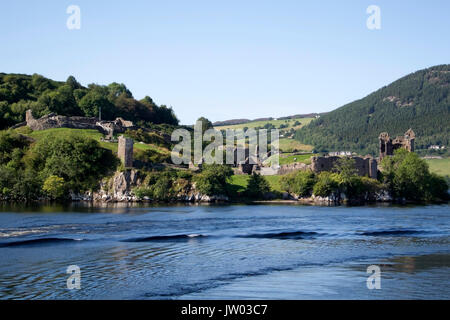 Rovinato storico castello Urquhart Loch Ness Scozia panorama del promontorio roccioso Strone Punto e rovine del XIII e XVI secolo castello Urquhart G Foto Stock