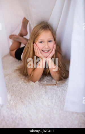 Ella si sente molto confortevole nel suo rifugio immaginario Foto Stock