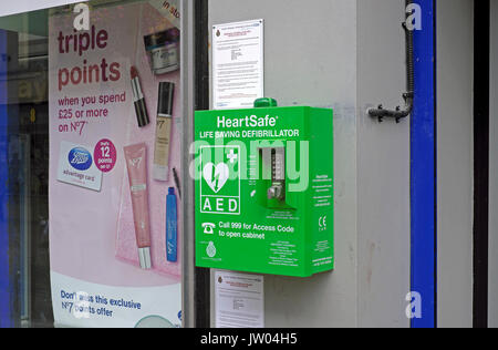 Un defibrillatore per uso pubblico al di fuori della farmacia stivali in Weston-super-Mare, Regno Unito Foto Stock