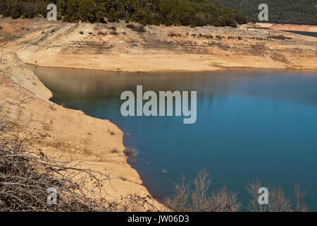 Vista panoramica del serbatoio del Tranco a metà della sua capacità, nella provincia di Jaén, Spagna Foto Stock