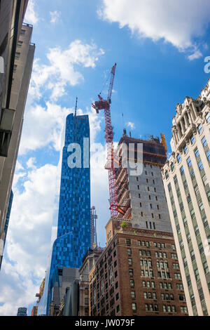 Grattacielo costruzione prosegue lungo la 57th Street nel cuore di Manhattan a New York City. Uno57 è sulla sinistra. Foto Stock