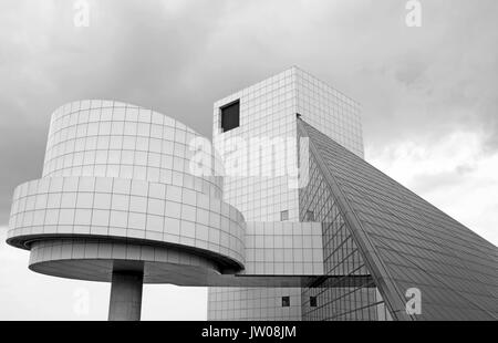 Rock and Roll Hall of Fame progettato da I.M.Pei si staglia contro una torbida Cleveland Ohio skies. Foto Stock