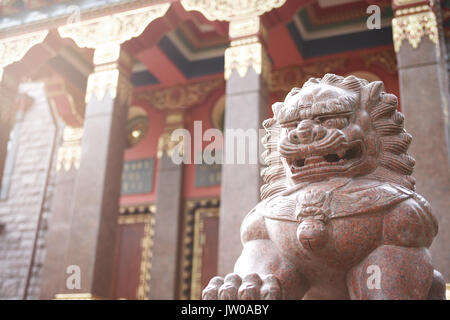 Dettaglio di un Lamaism Datsan tempio con leone di pietra scultura Foto Stock