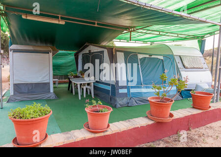 Caravan e tende a un campeggio nel sud della Spagna impostato come una piccola famiglia Summer house Foto Stock