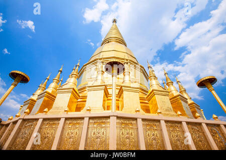 Shwedagon pagoda (modello) Wat Phra bat Huai Tom Lamphun Thailandia. Foto Stock